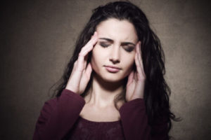 Головная боль может быть симптомом ПМС